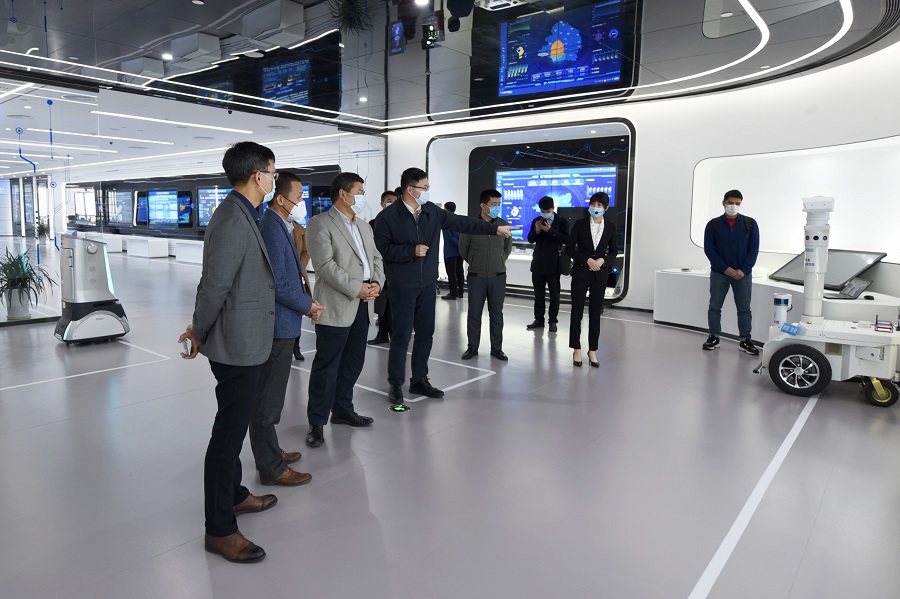 自治区当局发展钻研中心副主任张洪石一行调研中国-东盟信息港云端智能创新产业钻研院