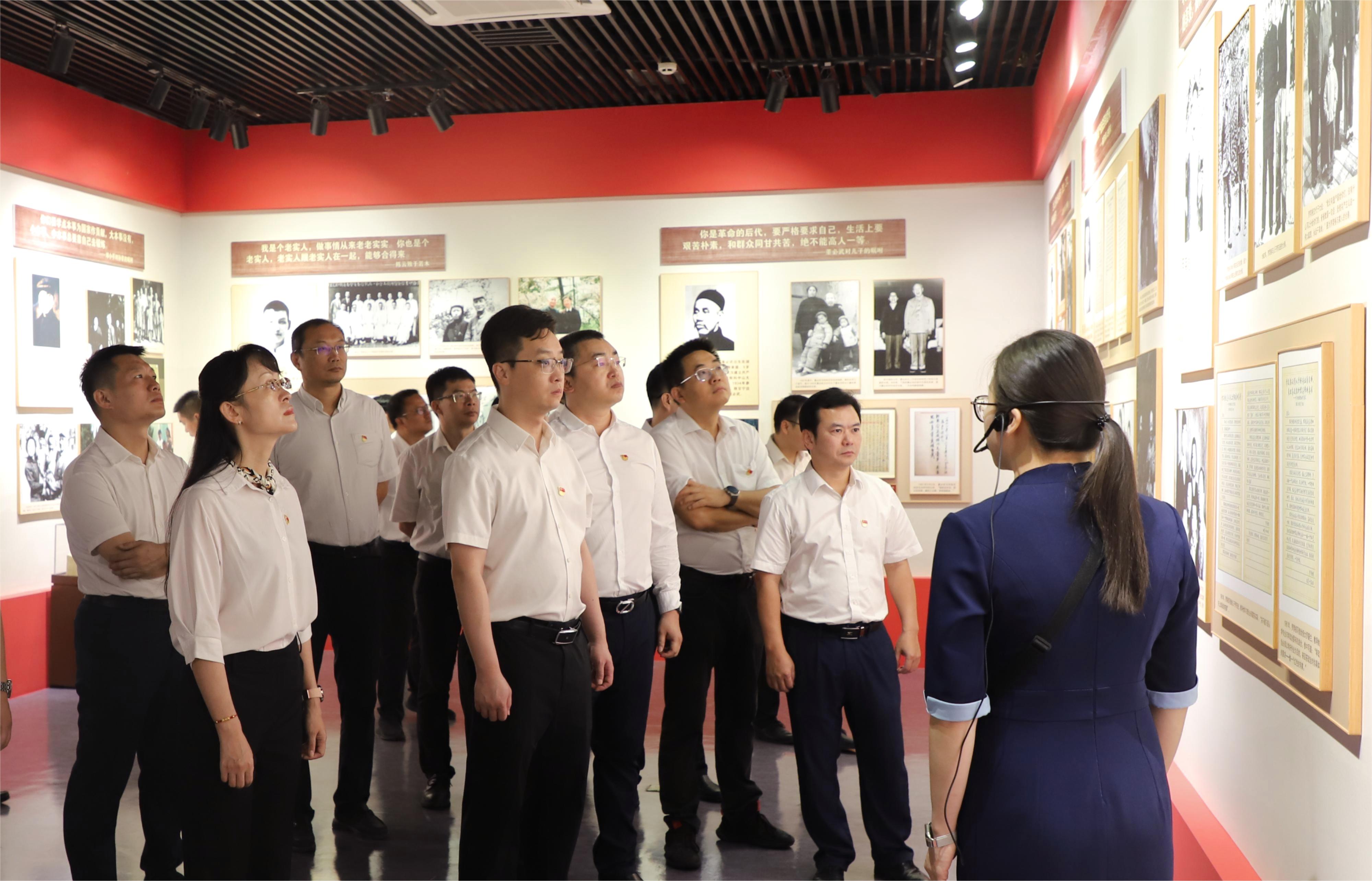 js3333线路检测中心集团参观“中国共产党人的家风”档案展